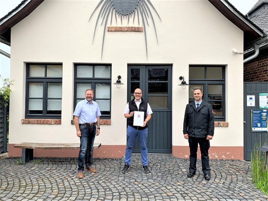 Lars Fischer erhält „Öffentliche Belobigung“ des Hessischen Ministerpräsidenten Volker Bouffier – Übergabe durch Bürgermeister Dr. Frank Schmidt